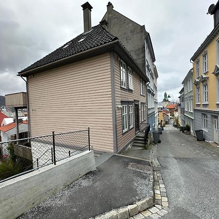 Sjarmerende Bolig Like Ved Togstasjonen Bergen Exterior foto